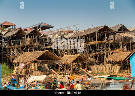 Holzhäuser auf Stelzen sind die Heimat vieler Familien in schwimmenden Dorf am Tonle Sap Fluss, Kampong Chhnang, Mekong Delta, Kambodscha, Asien Stockfoto