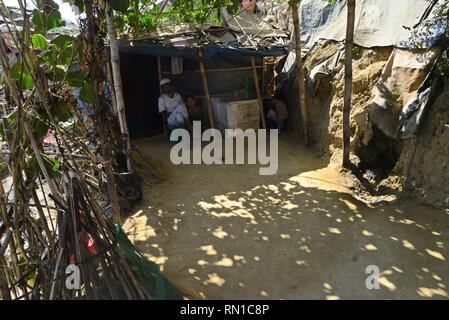 Rohingya Flüchtlinge Menschen posieren für ein Foto vor ihrem Haus im Flüchtlingslager in Balukhali Ukhia, Cox's Bazar, Bangladesch. Am Februar 02, 2019 Stockfoto