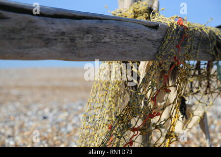 Fischernetz auf einem morschen Holz- Beach Break Stockfoto