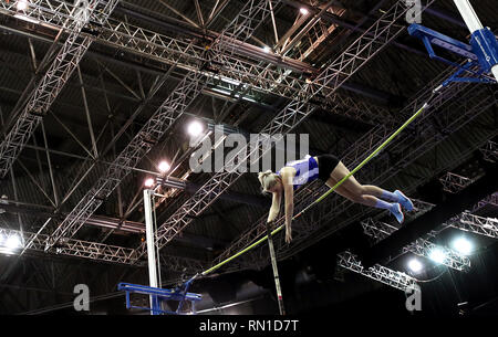 Großbritanniens Holly Bradshaw während der Frauen Stabhochsprung während der Muller Indoor Grand Prix im Arena Birmingham. Stockfoto