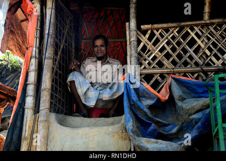 Rohingya Flüchtlinge Menschen posieren für ein Foto vor seinem Haus im Flüchtlingslager in Balukhali Ukhia, Cox's Bazar, Bangladesch. Am Februar 02, 2019 Stockfoto