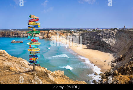 Lustig andere Welt Richtungen Wegweiser mit Abstand zu vielen verschiedenen Ländern Stockfoto