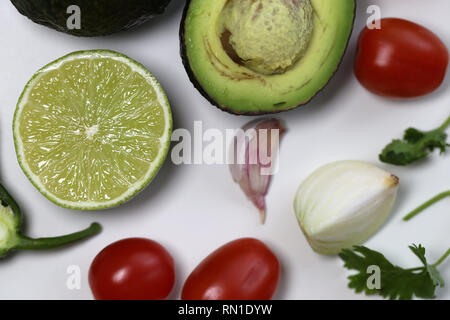 Guacamole Zutaten, die in einem Leben immer noch Foto. Das Foto mit Avocado, Tomaten, Koriander, Limette, jalapeno, Zwiebel und Knoblauch Handschuhe. Lecker! Stockfoto