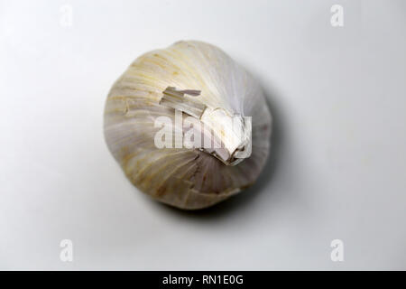 Gesamten ungeschälten Knoblauch auf einem weißen Tisch. Nahaufnahme mit einem Makro Objektiv aufgenommen. Stockfoto