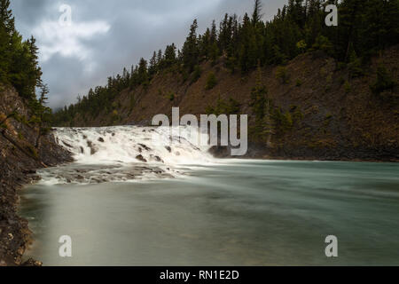 Wasserfall in der Mitte der Stadt Banff, Kanada, im Querformat mit einer langen Verschlusszeit die glatte milchigen Effekt auf dem Wasser zu erstellen Stockfoto