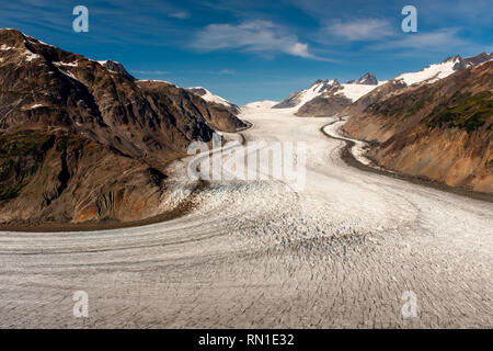 Salmon Gletscher, Kanada auf einem hellen, sonnigen Tag mit einem Fast klaren blauen Himmel, Landschaft Aspekt mit herrlichem Ice Pack Stockfoto