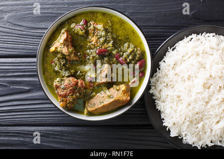 Ghormeh Sabzi persischen Kraut Eintopf mit Fleisch, Bohnen, Nahaufnahme in einer Schüssel auf den Tisch. horizontal oben Ansicht von oben Stockfoto