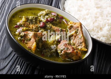 Köstlich würzigen iranischen Gericht Ghormeh Sabzi Lamm Eintopf Fleisch mit Kräutern und Bohnen closeup in einer Schüssel auf dem Tisch. Horizontale Stockfoto