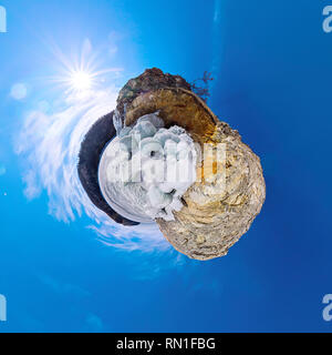 Vereisten Felsen der Insel Olchon Baikalsee sind. kleine Planet 360 Panorama. Stockfoto