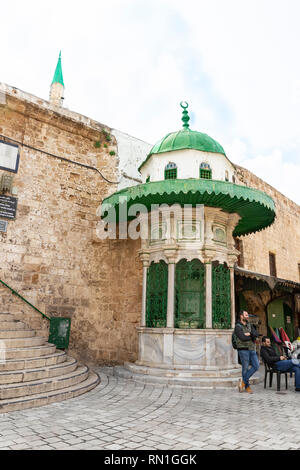 Morgen, North District, Israel - Dezember 27, 2018: Der zentrale Eingang zu Al Jazar Moschee, eine weiße sabil, in Rampart gebaut Morgen, Israelin Altstadt o Stockfoto