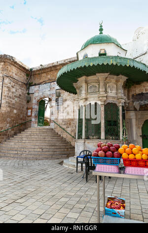 Morgen, North District, Israel - Dezember 27, 2018: Der zentrale Eingang zu Al Jazar Moschee, eine weiße sabil, in Rampart gebaut Morgen, Israelin Altstadt o Stockfoto