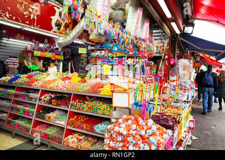 Tel Aviv-Yafo, Carmel Markt, Israel - Dezember 28, 2018: Ein Candy Shop verkauft eine große Auswahl Spezialitäten und Leckereien an der berühmten Carmel-markt in Tel Aviv Stockfoto