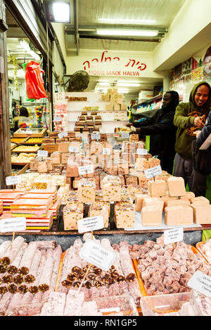 Tel Aviv, Jaffa, Carmel Markt, Israel - Dezember 28, 2018: ein glückliches Lächeln Verkäufer home Verkauf gemacht Halva (orientalisch süß) an der berühmten Carmel Marke Stockfoto