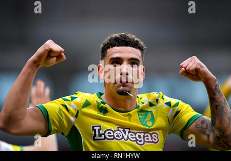 Norwich City Ben Godfrey feiert, nachdem Teamkollege Norwich City Teemu Pukki (nicht im Bild) Kerben ihre Seiten viertes Ziel des Spiels während der Sky Bet Championship Match an der Universität Bolton Stadion. Stockfoto