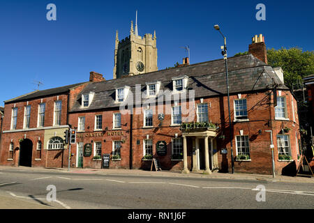 Das Castle Hotel und der Turm der Marienkirche in Devizes. Stockfoto