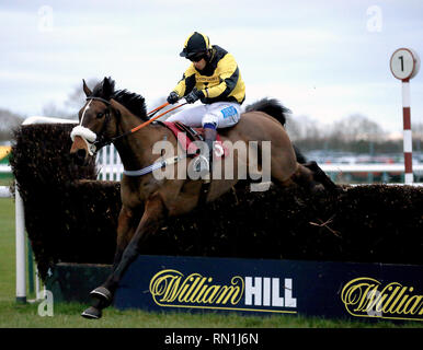 Straße nach Rom geritten von Sam Waley-Cohen löscht den letzten Zaun und gewinnt das Walross öffnen Jäger Steeple Chase während der William Hill Grand National Trial Tag in Haydock Rennstrecke. Stockfoto