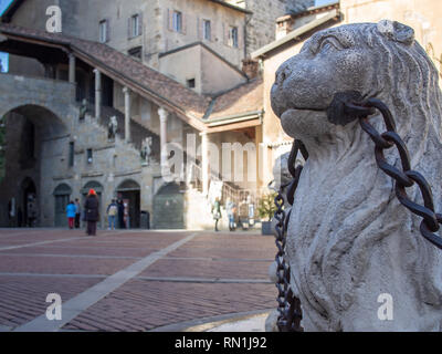 Lion's Head als Detail der Contarini Fontain an der Piazza Vecchia, Bergamo, Italien Stockfoto