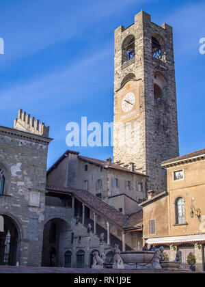 Piazza Vecchia Bergamo, Italien mit dem Glockenturm Torre Civica auch genannt "campanone" Stockfoto