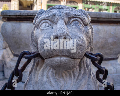 Lion's Head als Detail der Contarini Fontain an der Piazza Vecchia, Bergamo, Italien Stockfoto