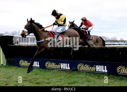 Straße nach Rom geritten von Sam Waley-Cohen löscht den letzten Zaun und gewinnt das Walross öffnen Jäger Steeple Chase während der William Hill Grand National Trial Tag in Haydock Rennstrecke. Stockfoto