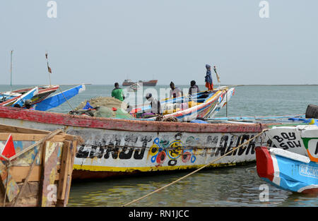 Pirogen in der sardinellen Fischerei im Senegal, Westafrika verwendet Stockfoto