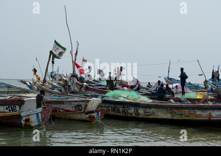 Pirogen in der sardinellen Fischerei im Senegal, Westafrika verwendet Stockfoto