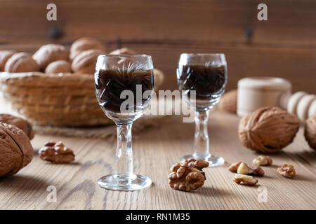 Hausgemachte Mutter Likör mit Walnüssen auf einem Tisch Stockfoto