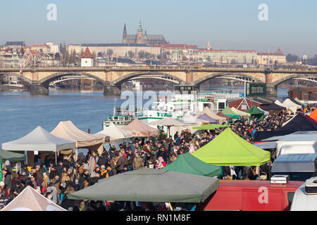 Prag, tschechische Republik - 16. FEBRUAR 2019: die Menschen einkaufen bei der Bauernmarkt am Naplavka Ufer, mit Moldau und die Prager Burg in Th Stockfoto