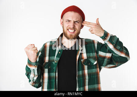 Bild von unzufriedenen bärtigen Kerl mit Hut und Plaid Shirt mit zwei Fingern an der Temple wie eine Pistole, beim Stehen auf weißem Hintergrund Stockfoto