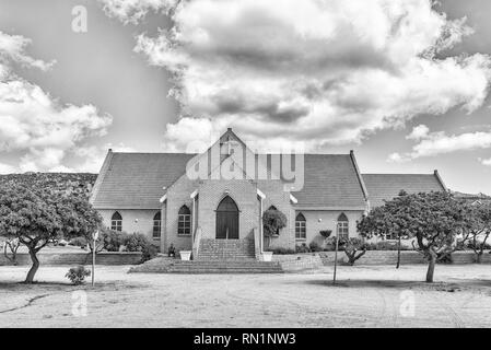 ST HELENA Bay, Südafrika, 21. August 2018: Die Niederländische Reformierte Kirche in St. Helena Bay an der Atlantik Küste. Schwarzweiß Stockfoto