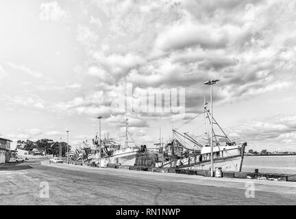 LAAIPLEK, SÜDAFRIKA, 21. AUGUST 2018: Der Hafen an der Mündung des Fluss Berg in Laaiplek in der Western Cape Provinz von Südafrika. Angeln b Stockfoto