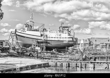 LAAIPLEK, SÜDAFRIKA, 21. AUGUST 2018: ein Fischerboot auf einem SLIPWAY am Hafen in der Mündung des Fluss Berg in Laaiplek. Schwarzweiß Stockfoto