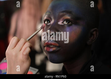 Modelle backstage während der Rocky Star Herbst/Winter 2019 London Fashion Week Show im BFC Showspace, London. Stockfoto