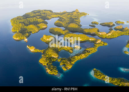 Ein Luftbild von Inseln in Raja Ampat. Dieser Bereich ist das Herz der Artenvielfalt des Meeres und ist ein beliebtes Ziel für Taucher und Schnorchler. Stockfoto