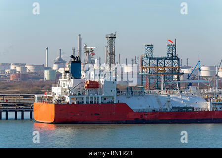 Ein Liquid Petroleum tanker Schiff in einer Raffinerie Liegeplatz Stockfoto