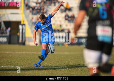 Viadana, Italien. 16. Februar, 2019. Die Leinster fliege Hälfte Ross Byrne mit der Umstellung kick nach einem Versuch in Guinness PRO 14 2018 2019 © Massimiliano Carnabuci/Alamy Live news Credit: Massimiliano Carnabuci/Alamy leben Nachrichten Stockfoto