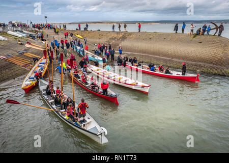 Appledore. Devon, UK. 16. Februar 2019. Junior Ruderer von der Anlegestelle für ein Rennen während der Nordküste Gig Liga Serie treffen in Appledore in North Devon gehalten. Pilot Gig Boote sind sechs oared Ruderboote traditionell für Lotsendienste verwendet, Hafen- und Rettungsboote, sie sind 32 Fuß lang und zurück Datum bis zum Ende des 17. Jahrhunderts. Credit: Terry Mathews/Alamy leben Nachrichten Stockfoto