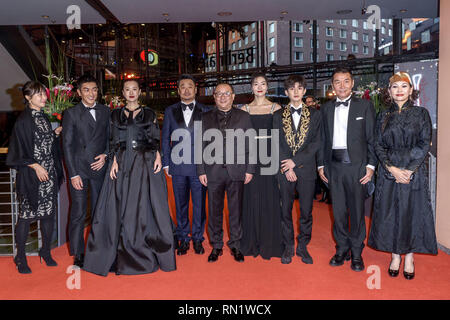 Berlin, Deutschland. 14 Feb, 2019. Liu Xuan, Du Jiang Yong Mei, Wang Jingchun, Wang Xiaoshuai, Qi Xi, Wang Yuan/Roy Wang Zhao Yanguozhang/Zhao-Yan Guo-Zhang und Ai Liya bei der Premiere von 'So Lange, mein Sohn/Di jiu tian Chang'auf der Berlinale 2019/69. Internationalen Filmfestspiele Berlin im Berlinale Palast. Berlin, 14.02.2019 | Verwendung der weltweiten Kredit: dpa/Alamy leben Nachrichten Stockfoto