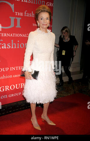 *** Foto ** Lee Radziwill, jüngere Schwester von Jackie Kennedy Onassis, hat ist im Alter von 85 Lee Radziwill im Fashion Group International 28. jährlichen Nacht der Sterne bei Cipriani Wall Street am 27. Oktober 2011 in New York City Credit: Dennis Van Tine/MediaPunch Stockfoto