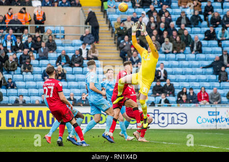 Ricoh Arena, Coventry, Großbritannien. 16 Feb, 2019. David Stockdale von Coventry City behauptet, ein Kreuz bei der EFL Sky Bet Liga 1 Übereinstimmung zwischen Coventry City und Walsall in der Ricoh Arena in Coventry, England am 16. Februar 2019. Foto von Matthew Buchan. Nur die redaktionelle Nutzung, eine Lizenz für die gewerbliche Nutzung erforderlich. Keine Verwendung in Wetten, Spiele oder einer einzelnen Verein/Liga/player Publikationen. Stockfoto