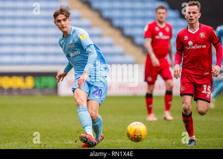 Ricoh Arena, Coventry, Großbritannien. 16 Feb, 2019. Tom Bayliss von Coventry City während der efl Sky Bet Liga 1 Übereinstimmung zwischen Coventry City und Walsall in der Ricoh Arena in Coventry, England am 16. Februar 2019. Foto von Matthew Buchan. Nur die redaktionelle Nutzung, eine Lizenz für die gewerbliche Nutzung erforderlich. Keine Verwendung in Wetten, Spiele oder einer einzelnen Verein/Liga/player Publikationen. Stockfoto