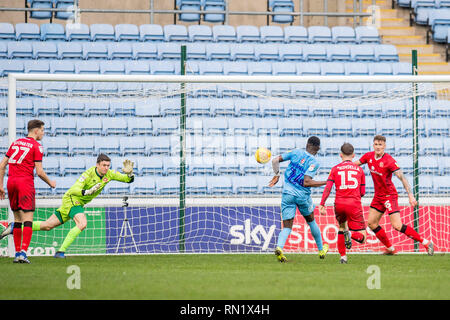 Ricoh Arena, Coventry, Großbritannien. 16 Feb, 2019. Helle Enobakhare von Coventry City Himmel eine goldene Chance, während die EFL Sky Bet Liga 1 Übereinstimmung zwischen Coventry City und Walsall in der Ricoh Arena in Coventry, England am 16. Februar 2019. Foto von Matthew Buchan. Nur die redaktionelle Nutzung, eine Lizenz für die gewerbliche Nutzung erforderlich. Keine Verwendung in Wetten, Spiele oder einer einzelnen Verein/Liga/player Publikationen. Stockfoto