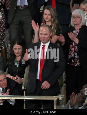 Februar 5, 2019 - Washington, District of Columbia, USA - Elvin Hernandez, ein spezielles Mittel mit dem Menschenhandel Einheit des Ministeriums für Homeland Security Homeland Security Untersuchungen Abteilung, erkennt Beifall des Publikums nach der Vereinigten Staaten Präsident Donald J. Trumpf während seiner zweiten jährlichen Rede zur Lage der Union zu einer gemeinsamen Sitzung im US-Kongress im Kapitol in Washington, DC am Dienstag, 5. Februar 2019. Bild hinter Herrn Hernandez, von links nach rechts sind: Heather Armstrong, Madison Armstrong und Debra Bissell (Credit Imag Stockfoto