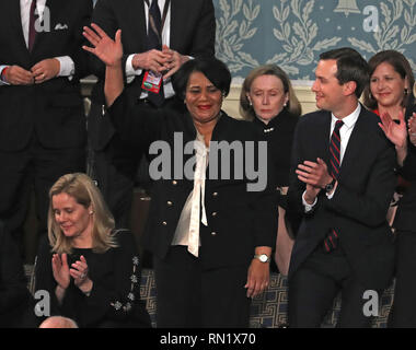 Februar 5, 2019 - Washington, District of Columbia, USA - Alice Johnson, die eine obligatorische lebenslange Haftstrafe ohne Bewährung gedient hatte, für die mit einer gewaltfreien Droge bei Wellen mit dem Publikum verbunden, als sie von den Vereinigten Staaten Präsident Donald J. Trumpf während seiner zweiten jährlichen Rede zur Lage der Union zu einer gemeinsamen Sitzung im US-Kongress im Kapitol in Washington, DC am Dienstag, 5. Februar 2019. Johnson, der Fall wurde der Präsident von der Schauspielerin Kim Kardashian und Senior Advisor Jared Kushner brachte, rechts, war milde am 6. Juni 2018 gewährt. Cre Stockfoto