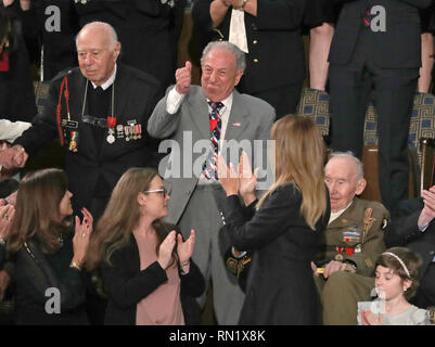 Washington DC, USA. 5. Februar 2019. Herman Zeitchik, der unter den 4. Infanterie Division Soldaten, die am Utah Beach früh am Morgen des 6. Juni 1944 gelandet war, Links, Irving Spind, wer am Utah Beach auf D gelandet - Tag mit der 116 AAA-gun Battalion, Mitte, und Joseph Reilly, der hinter den feindlichen Linien mit der Luftlandedivision in der Nacht vor dem D-Day, rechts sitzt Fallschirm, werden vom Präsidenten der Vereinigten Staaten Donald J. Trumpf für ihre Beiträge während des Zweiten Weltkriegs anerkannt, als er seinen zweiten jährlichen Rede zur Lage der Union zu einer gemeinsamen Sitzung des US-Kongresses liefert im U Stockfoto