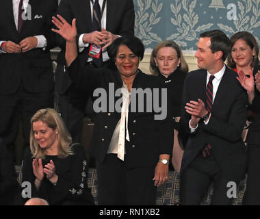 Washington DC, USA. 5. Februar 2019. Alice Johnson, die eine obligatorische lebenslange Haftstrafe ohne Bewährung gedient hatte, für die mit einer gewaltfreien Droge bei Wellen mit dem Publikum verbunden, als sie von den Vereinigten Staaten Präsident Donald J. Trumpf während seiner zweiten jährlichen Rede zur Lage der Union zu einer gemeinsamen Sitzung im US-Kongress im Kapitol in Washington, DC am Dienstag, 5. Februar 2019. Johnson, der Fall wurde der Präsident von der Schauspielerin Kim Kardashian und Senior Advisor Jared Kushner brachte, rechts, war milde am 6. Juni 2018 gewährt. Credit: Alex Edelman/C Cre Stockfoto