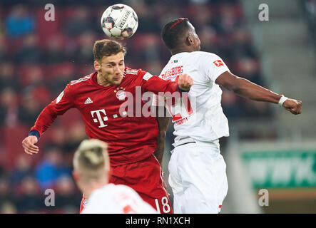 Augsburg, Deutschland. 16. Februar 2019. Leon Goretzka, FCB 18 konkurrieren um die Kugel, Bekämpfung, Duell, Kopfzeile, Action, Kampf gegen Sergio CORDOVA, FCA 21 FC Augsburg - FC BAYERN MÜNCHEN - DFL-Bestimmungen verbieten die Verwendung von Fotografien als BILDSEQUENZEN und/oder quasi-VIDEO - 1. Deutschen Fußball-Bundesliga, Augsburg, 15. Februar 2019 Saison 2018/2019, Spieltag 23, FCB, München, Bayern © Peter Schatz/Alamy leben Nachrichten Stockfoto