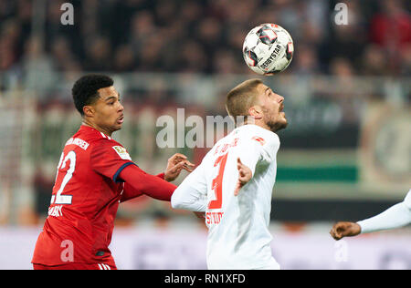 Serge GNABRY, FCB 22 konkurrieren um die Kugel, Bekämpfung, Duell, Kopfzeile, Action, Kampf gegen Konstantinos STAFYLIDIS, FCA 3 FC Augsburg - FC BAYERN MÜNCHEN 2-3 - DFL-Bestimmungen verbieten die Verwendung von Fotografien als BILDSEQUENZEN und/oder quasi-VIDEO - 1. Deutschen Fußball-Bundesliga, Augsburg, 15. Februar 2019 Saison 2018/2019, Spieltag 23, FCB, München, Bayern © Peter Schatz/Alamy leben Nachrichten Stockfoto