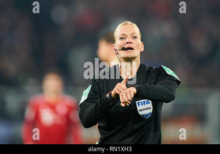 Schiedsrichter Bibiana Steinhaus mit Pfiff, Gesten, zeigt, ansehen, die individuelle Handlung, FC Augsburg - FC BAYERN MÜNCHEN 2-3 - DFL-Bestimmungen verbieten die Verwendung von Fotografien als BILDSEQUENZEN und/oder quasi-VIDEO - 1. Deutschen Fußball-Bundesliga, Augsburg, 15. Februar 2019 Saison 2018/2019, Spieltag 23, FCB, München, Bayern © Peter Schatz/Alamy leben Nachrichten Stockfoto