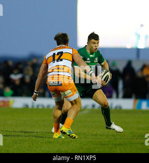 Sportplatz Galway, Galway, Irland. 16 Feb, 2019. Guinness Pro 14 Rugby, Connacht versus Geparden; Tom Farrell (Connacht) sucht nach einem Weg, Vergangenheit Nico Lee (Geparden) Credit: Aktion plus Sport/Alamy leben Nachrichten Stockfoto